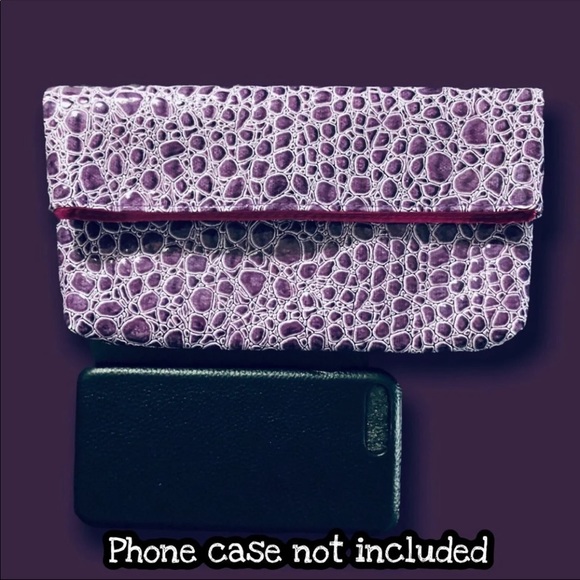 FAUX CROC CLUTCH GLOSSY PURPLE - Picture 12 of 12